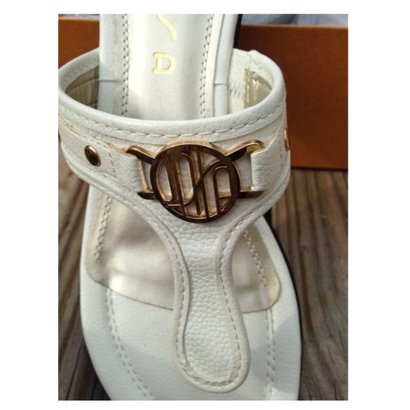 White Slip on Wedge Heel Thong Sandal 9.5 - Picture 7 of 8